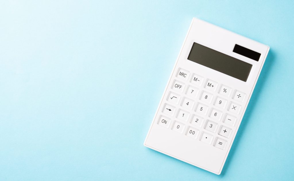 カッティングステッカーの価格はいくら？相場・見積もりの見方・費用を抑える方法まで解説