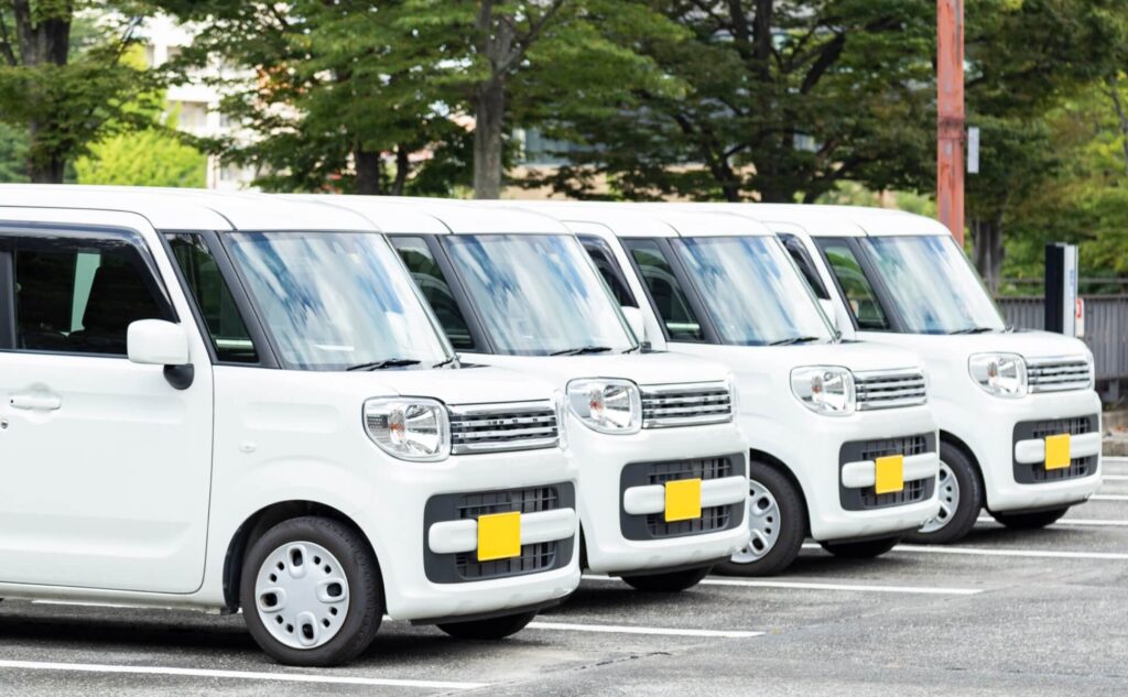 社用車に社名ステッカーは必要？宣伝効果と失敗しない貼り方・位置